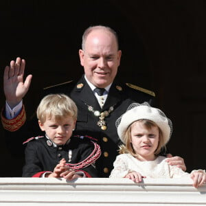 Le prince Albert II de Monaco et ses enfants, le prince héréditaire Jacques de Monaco et sa soeur la princesse Gabriella de Monaco - La famille princière de Monaco apparaît au balcon du palais lors de la fête nationale de Monaco, le 19 novembre 2021. © Bebert-Jacovides/Bestimage 