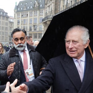 En voyant Charles arriver, le jeune homme a brandi une couronne en carton du fast food Burger King
Bain de foule pour le roi Charles III d'Angleterre à Hambourg, le 31 mars 2023. Après l'annulation de leur visite en France, en raison des manifestation contre la réforme des retraites, le roi Charles et la reine consort sont en voyage officiel en Allemagne jusqu'au 31 mars 2023. 