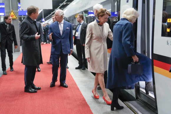 Le roi Charles III d'Angleterre et Camilla Parker Bowles, reine consort d'Angleterre, quittent Berlin pour se rendre à Hambourg, dans le cadre de leur visite officielle en Allemagne, le 31 mars 2023. Après l'annulation de leur visite en France, en raison des manifestation contre la réforme des retraites, le roi Charles et la reine consort sont en voyage officiel en Allemagne jusqu'au 31 mars 2023. 