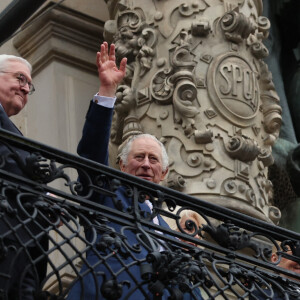 Le roi Charles III d'Angleterre salue la foule depuis le balcon de la mairie à Hambourg, le 31 mars 2023, sous le regard du président allemand, F-W.Steinmeier. Après l'annulation de leur visite en France, en raison des manifestation contre la réforme des retraites, le roi Charles et la reine consort sont en voyage officiel en Allemagne jusqu'au 31 mars 2023. 