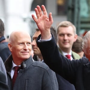 il a d'ailleurs eu droit à une petite blague de la part d'un des hommes présents dans le public
Le roi Charles III d'Angleterre salue la foule depuis le balcon de la mairie à Hambourg, le 31 mars 2023, sous le regard du président allemand, F-W.Steinmeier. Après l'annulation de leur visite en France, en raison des manifestation contre la réforme des retraites, le roi Charles et la reine consort sont en voyage officiel en Allemagne jusqu'au 31 mars 2023. 