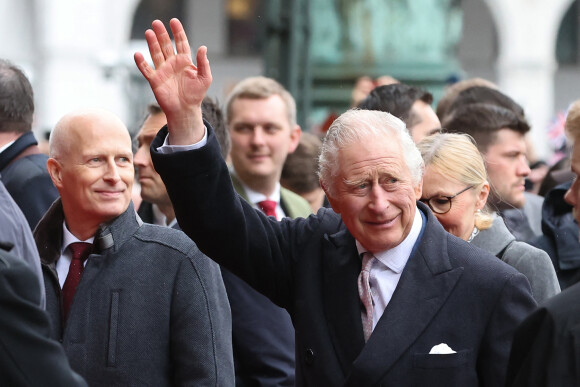 il a d'ailleurs eu droit à une petite blague de la part d'un des hommes présents dans le public
Le roi Charles III d'Angleterre salue la foule depuis le balcon de la mairie à Hambourg, le 31 mars 2023, sous le regard du président allemand, F-W.Steinmeier. Après l'annulation de leur visite en France, en raison des manifestation contre la réforme des retraites, le roi Charles et la reine consort sont en voyage officiel en Allemagne jusqu'au 31 mars 2023. 