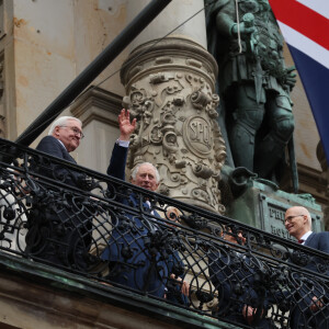 Le roi Charles III d'Angleterre salue la foule depuis le balcon de la mairie à Hambourg, le 31 mars 2023, sous le regard du président allemand, F-W.Steinmeier. Après l'annulation de leur visite en France, en raison des manifestation contre la réforme des retraites, le roi Charles et la reine consort sont en voyage officiel en Allemagne jusqu'au 31 mars 2023. 
