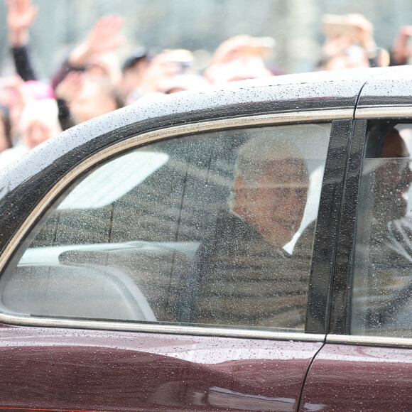 Le roi Charles III d'Angleterre salue la foule depuis le balcon de la mairie à Hambourg, le 31 mars 2023, sous le regard du président allemand, F-W.Steinmeier. Après l'annulation de leur visite en France, en raison des manifestation contre la réforme des retraites, le roi Charles et la reine consort sont en voyage officiel en Allemagne jusqu'au 31 mars 2023. 