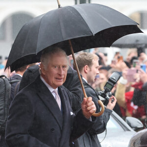 Le roi Charles III d'Angleterre salue la foule depuis le balcon de la mairie à Hambourg, le 31 mars 2023, sous le regard du président allemand, F-W.Steinmeier. Après l'annulation de leur visite en France, en raison des manifestation contre la réforme des retraites, le roi Charles et la reine consort sont en voyage officiel en Allemagne jusqu'au 31 mars 2023. 