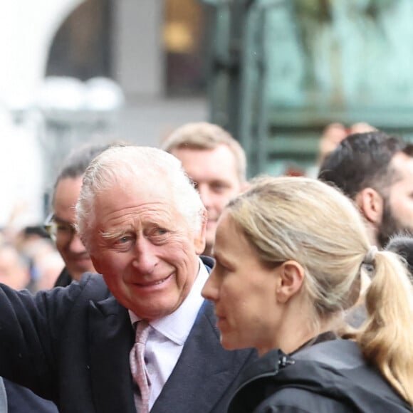 Lui précisant au passage "C'est pour vous si vous voulez !" en vue de son prochain couronnement
Le roi Charles III d'Angleterre salue la foule depuis le balcon de la mairie à Hambourg, le 31 mars 2023, sous le regard du président allemand, F-W.Steinmeier. Après l'annulation de leur visite en France, en raison des manifestation contre la réforme des retraites, le roi Charles et la reine consort sont en voyage officiel en Allemagne jusqu'au 31 mars 2023. 