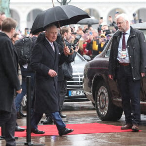 Le roi Charles III d'Angleterre salue la foule depuis le balcon de la mairie à Hambourg, le 31 mars 2023, sous le regard du président allemand, F-W.Steinmeier. Après l'annulation de leur visite en France, en raison des manifestation contre la réforme des retraites, le roi Charles et la reine consort sont en voyage officiel en Allemagne jusqu'au 31 mars 2023. 