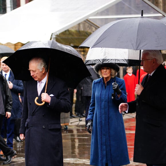 Le roi Charles III d'Angleterre et Camilla Parker Bowles, reine consort d'Angleterre, le président allemand Frank-Walter Steinmeier et sa femme Elke Büdenbender déposent des couronnes commémoratives, symbole de l'amitié germano-britannique, lors d'une visite à l'église du Souvenir Saint-Nicolas à Hambourg, le 31 mars 2023. L'église a été détruite en juillet 1943 lors de l'opération Gomorrhe de la mission de la Seconde Guerre mondiale, lorsque les forces alliées ont mené des bombardements sur la ville de Hambourg. 