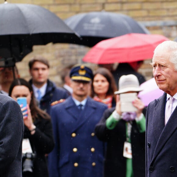 Le roi Charles III d'Angleterre et Camilla Parker Bowles, reine consort d'Angleterre, le président allemand Frank-Walter Steinmeier et sa femme Elke Büdenbender déposent des couronnes commémoratives, symbole de l'amitié germano-britannique, lors d'une visite à l'église du Souvenir Saint-Nicolas à Hambourg, le 31 mars 2023. L'église a été détruite en juillet 1943 lors de l'opération Gomorrhe de la mission de la Seconde Guerre mondiale, lorsque les forces alliées ont mené des bombardements sur la ville de Hambourg. 