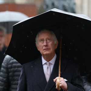 Le roi Charles III d'Angleterre et Camilla Parker Bowles, reine consort d'Angleterre, le président allemand Frank-Walter Steinmeier et sa femme Elke Büdenbender déposent des couronnes commémoratives, symbole de l'amitié germano-britannique, lors d'une visite à l'église du Souvenir Saint-Nicolas à Hambourg, le 31 mars 2023. L'église a été détruite en juillet 1943 lors de l'opération Gomorrhe de la mission de la Seconde Guerre mondiale, lorsque les forces alliées ont mené des bombardements sur la ville de Hambourg. 