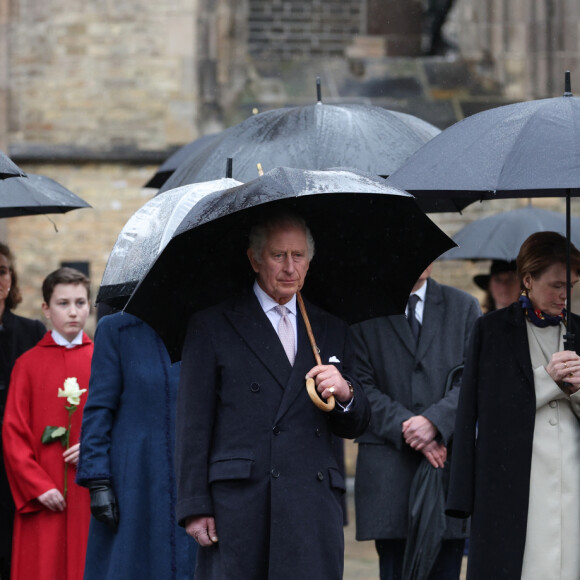 Le roi Charles III d'Angleterre et Camilla Parker Bowles, reine consort d'Angleterre, le président allemand Frank-Walter Steinmeier et sa femme Elke Büdenbender déposent des couronnes commémoratives, symbole de l'amitié germano-britannique, lors d'une visite à l'église du Souvenir Saint-Nicolas à Hambourg, le 31 mars 2023. L'église a été détruite en juillet 1943 lors de l'opération Gomorrhe de la mission de la Seconde Guerre mondiale, lorsque les forces alliées ont mené des bombardements sur la ville de Hambourg. 