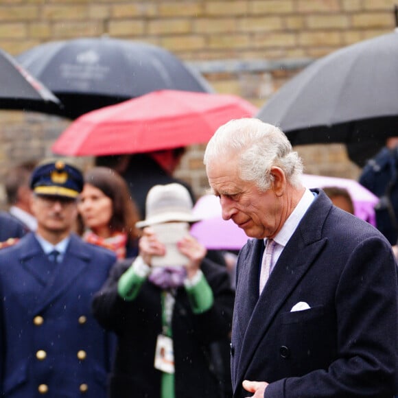 Le roi Charles III d'Angleterre et Camilla Parker Bowles, reine consort d'Angleterre, le président allemand Frank-Walter Steinmeier et sa femme Elke Büdenbender déposent des couronnes commémoratives, symbole de l'amitié germano-britannique, lors d'une visite à l'église du Souvenir Saint-Nicolas à Hambourg, le 31 mars 2023. L'église a été détruite en juillet 1943 lors de l'opération Gomorrhe de la mission de la Seconde Guerre mondiale, lorsque les forces alliées ont mené des bombardements sur la ville de Hambourg. 