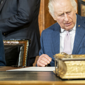 Le roi Charles III d'Angleterre et Camilla Parker Bowles, reine consort d'Angleterre, signent le livre d'or à la mairie de Hambourg, au dernier jour de leur visite officielle en Allemagne, le 31 mars 2023. 