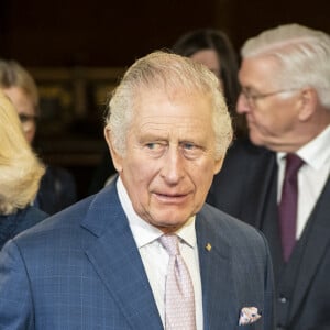 Le roi Charles III d'Angleterre et Camilla Parker Bowles, reine consort d'Angleterre, signent le livre d'or à la mairie de Hambourg, au dernier jour de leur visite officielle en Allemagne, le 31 mars 2023. 