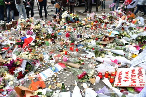 Hommages aux victimes de l'attentat terroriste du Bataclan, devant la salle de spectacle à Paris, le 16 novembre 2015. Des attaques terroristes ont eu lieu simultanément dans six endroits à Paris et à Saint-Denis faisant au moins 129 morts et plus de 352 blessés. © Veeren / Bestimage