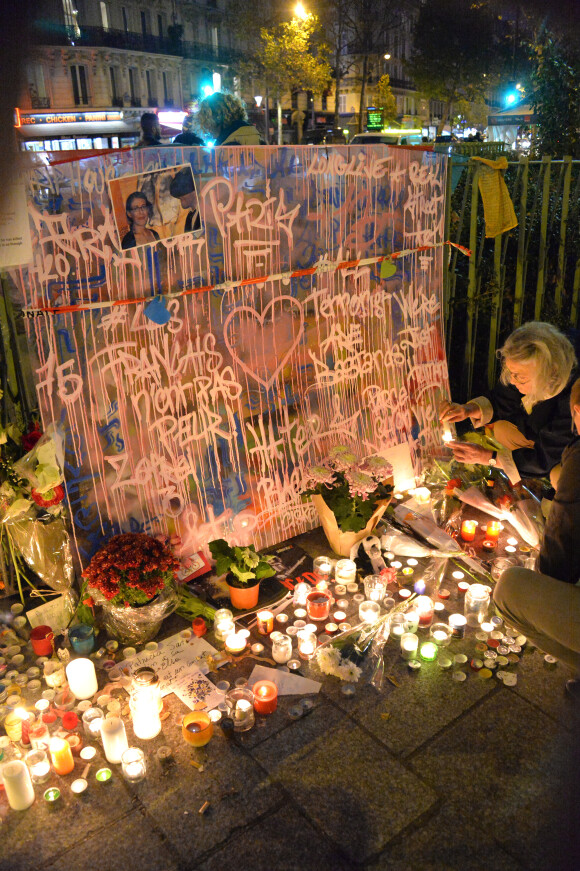 Zazie et sa fille Lola ont été, malheureusement, les témoins d'une des terribles attaques.
Hommages aux victimes de l'attentat terroriste du Bataclan, devant la salle de spectacle à Paris, le 16 novembre 2015. Des attaques terroristes ont eu lieu simultanément dans six endroits à Paris et à Saint-Denis faisant au moins 129 morts et plus de 352 blessés. © Veeren / Bestimage