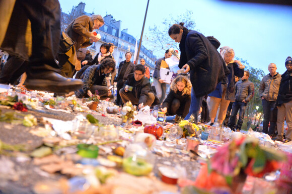 Ma fille a mis un temps fou à s'en remettre, moi aussi. On était traumatisées", avait-t-elle confié.
Hommages aux victimes de l'attentat terroriste du Bataclan, devant la salle de spectacle à Paris, le 16 novembre 2015. Des attaques terroristes ont eu lieu simultanément dans six endroits à Paris et à Saint-Denis faisant au moins 129 morts et plus de 352 blessés. © Veeren / Bestimage