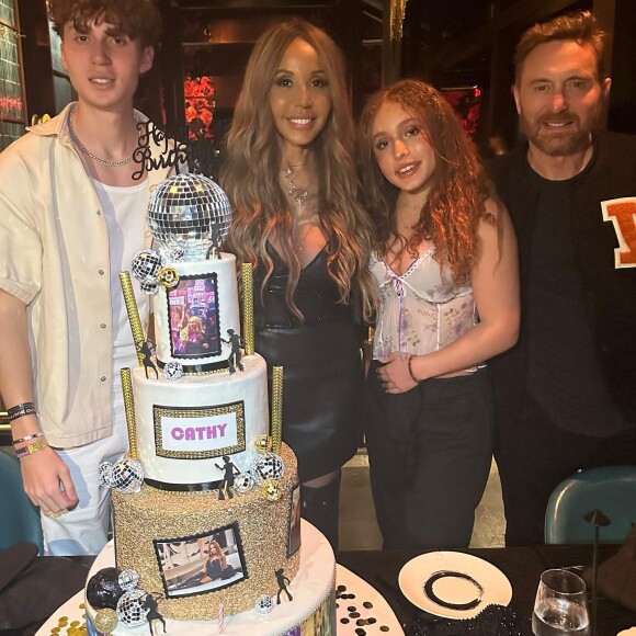Reine incontestée de la nuit, Cathy Guetta a célébré ses 56 ans comme il se doit.
Cathy Guetta célèbre son anniversaire en famille à Miami le 31 mars 2023.