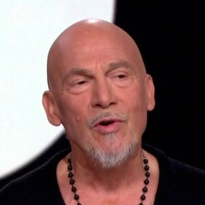 Florent Pagny, sans cheveux sur le plateau de 20h30 le dimanche, le 2 avril 2023 / Capture d'écran - France 2