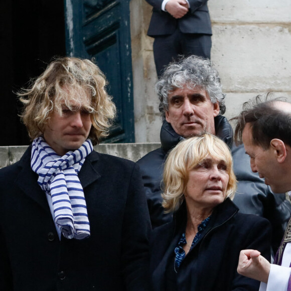 Cercueil de la défunt, Virginie Ledieu, la fille de Marion Game, Aurélien Raynal petit-fils de Marion Game et Arthur Raynal petits-fils de Marion Game - Sorties des obsèques de Marion Game en l'église Saint Roch à Paris, France, le 31 mars 2023. © Christophe Clovis/Bestimage