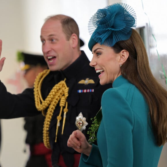 Le prince William, prince de Galles, et Catherine (Kate) Middleton, princesse de Galles, rencontrent des membres des Irish Guards et leurs familles à Aldershot, le 17 mars 2023. Ils visitent le 1er Bataillon Irish Guards pour le défilé de la Saint-Patrick, aux Mons Barracks. Catherine (Kate) Middleton, princesse de Galles, a récemment été nommée colonelle de l'Irish Guards par le roi d'Angleterre. 