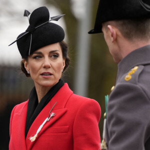 Kate Middleton miserait sur une tenue moins traditionnelle qu'attendue pour le couronnement 
Kate Catherine Middleton, princesse de Galles, en visite au "1st Battalion Welsh Guards at Combermere Barracks "à Windsor, à l'occasion de la Saint-David. 