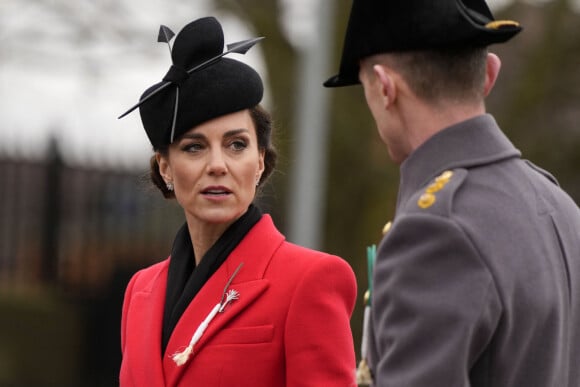 Kate Middleton miserait sur une tenue moins traditionnelle qu'attendue pour le couronnement 
Kate Catherine Middleton, princesse de Galles, en visite au "1st Battalion Welsh Guards at Combermere Barracks "à Windsor, à l'occasion de la Saint-David. 