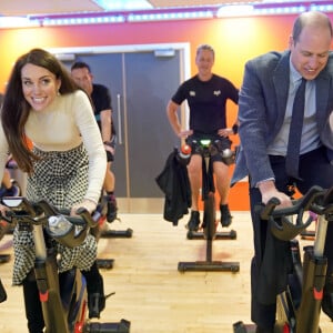 Le prince William, prince de Galles, et Catherine (Kate) Middleton, princesse de Galles, participent à un cours de spinning lors d'une visite au centre de loisirs et de remise en forme Aberavon à Port Talbot, pour rencontrer les communautés locales et découvrir comment le sport et l'exercice peuvent favoriser la santé mentale et le bien-être. Le 28 février 2023. 