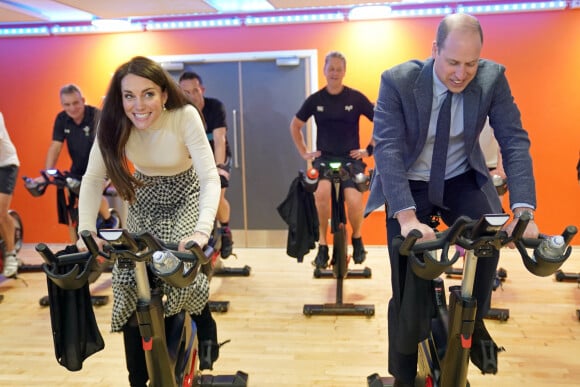 Le prince William, prince de Galles, et Catherine (Kate) Middleton, princesse de Galles, participent à un cours de spinning lors d'une visite au centre de loisirs et de remise en forme Aberavon à Port Talbot, pour rencontrer les communautés locales et découvrir comment le sport et l'exercice peuvent favoriser la santé mentale et le bien-être. Le 28 février 2023. 