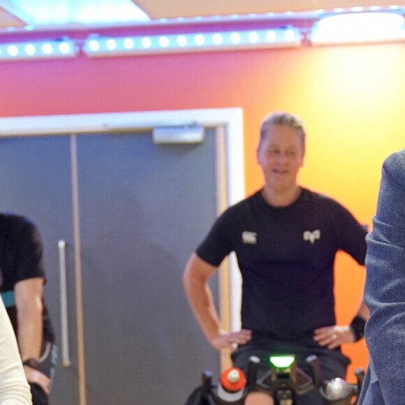 Le prince William, prince de Galles, et Catherine (Kate) Middleton, princesse de Galles, participent à un cours de spinning lors d'une visite au centre de loisirs et de remise en forme Aberavon à Port Talbot, pour rencontrer les communautés locales et découvrir comment le sport et l'exercice peuvent favoriser la santé mentale et le bien-être. Le 28 février 2023. 