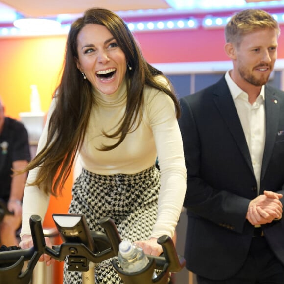 Le prince William, prince de Galles, et Catherine (Kate) Middleton, princesse de Galles, participent à un cours de spinning lors d'une visite au centre de loisirs et de remise en forme Aberavon à Port Talbot, pour rencontrer les communautés locales et découvrir comment le sport et l'exercice peuvent favoriser la santé mentale et le bien-être. Le 28 février 2023. 