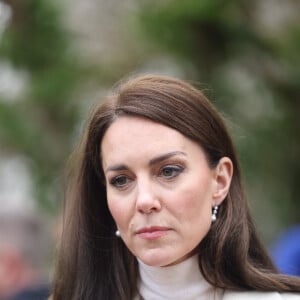 Il ne contraint donc personne à porter chapeaux et autres diadèmes pour l'occasion. Conclusion : le choix de Kate Middleton est donc parfait !
 Le prince William, prince de Galles, et Catherine (Kate) Middleton, princesse de Galles, visitent le centre de désintoxication Brynawel à Llanharan, pour en savoir plus sur le travail qu'ils font pour soutenir ceux qui luttent contre les effets de la toxicomanie et de l'alcoolisme. Le 28 février 2023.