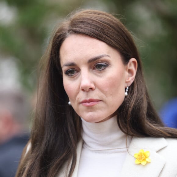 Il ne contraint donc personne à porter chapeaux et autres diadèmes pour l'occasion. Conclusion : le choix de Kate Middleton est donc parfait !
 Le prince William, prince de Galles, et Catherine (Kate) Middleton, princesse de Galles, visitent le centre de désintoxication Brynawel à Llanharan, pour en savoir plus sur le travail qu'ils font pour soutenir ceux qui luttent contre les effets de la toxicomanie et de l'alcoolisme. Le 28 février 2023.