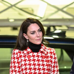 "En coulisses, on a beaucoup discuté de sa tenue. On a aussi beaucoup parlé de ce qu'elle portera sur sa tête. En fait, Kate n'a pas l'intention de porter un diadème, comme le veut le protocole pour ce genre d'occasion."
Le prince William, prince de Galles, et Catherine (Kate) Middleton, princesse de Galles, rencontrent des joueurs blessés, soutenus par le Welsh Rugby Charitable Trust, avant d'ouvrir officiellement la suite Sir Tasker Watkins, le 25 février 2023. Le prince de Galles, patron de la Welsh Rugby Union (WRU), et la princesse de Galles, patron de la Rugby Football Union, assisteront au match des Six Nations opposant le Pays de Galles à l'Angleterre au stade Millenium. 