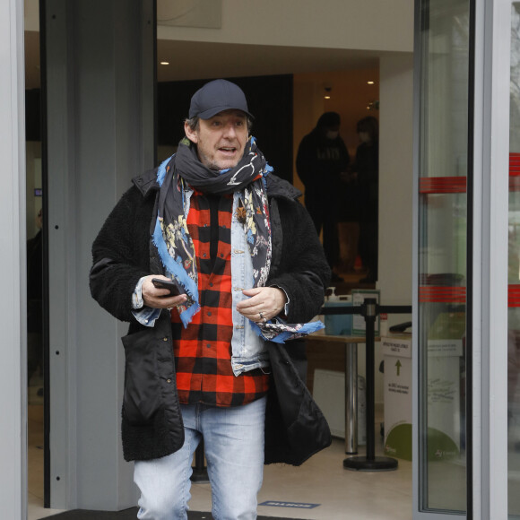 Exclusif - Jean-Luc Reichmann à sa sortie d'un enregistrement radio dans les studios RTL à Paris, France, le 10 février 2022.
