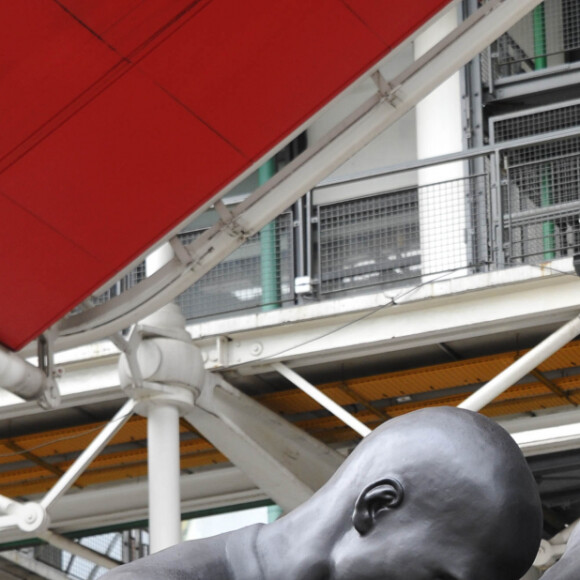 Le coup de tete de Zinedine Zidane sur l'Italien Marco Materazzi lors de la finale de la coupe du monde 2006 immortalise par une sculpture geante de l'artiste Adel Abdessemed devant le centre Pompidou a Paris le 27 Septembre 2012.  Zinedine Zidane headbutt of Italian Marco Materazzi unveiled at Pompidou museum in Paris, France on September 27, 2012. The historic head-butt that marked the end of France great Zinedine Zidane’s international soccer career is immortalized in bronze. A 5-metre statue portraying Zidane aiming his shaven head at Italian opponent Marco Materazzi’s torso has been erected in front of Paris’ Centre Pompidou modern art museum. 