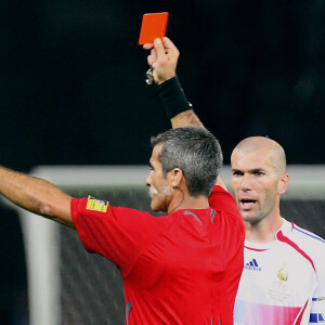 Des années plus tard, l'ancien international italien a accepté de revenir sur cette séquence historique
Zinédine Zidane expulsé par Horacio Elizondo le 9 juillet 2006 lors de la finale de la Coupe du Monde 2006 à Berlin