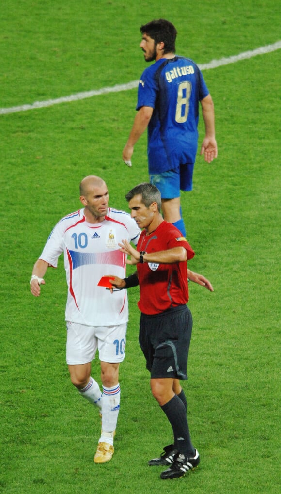 C'était lors de la finale de la Coupe du monde 2006, et le monde avait les yeux rivés sur le terrain en Allemagne, alors que la France et l'Italie étaient dos à dos.
Zinédine Zidane exclu par Horacio Elizondo le 9 juillet 2006 lors de la finale de la Coupe du Monde 2006 à Berlin