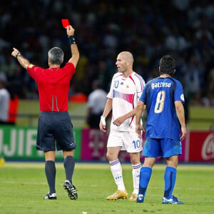 Zinédine Zidane expulsé par l'arbitre Horacio Elizondo le 9 juillet 2006 lors de la finale de la Coupe du Monde 2006 à Berlin