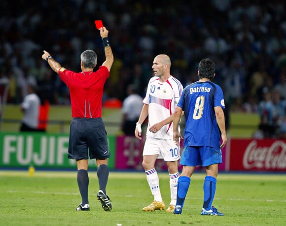 Zinédine Zidane expulsé par l'arbitre Horacio Elizondo le 9 juillet 2006 lors de la finale de la Coupe du Monde 2006 à Berlin