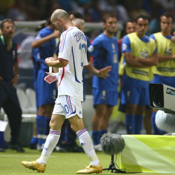 Zinédine Zidane expulsé par Horacio Elizondo le 9 juillet 2006 lors de la finale de la Coupe du Monde 2006 à Berlin