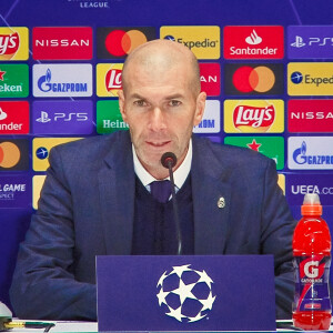 L'entraîneur-chef du Real Madrid Zinedine Zidane assiste à une conférence de presse de Ligue des Champions, Groupe B, match de football entre Shakhtar Donetsk et le Real Madrid au stade Olimpiyskiy de Kiev. Le 2 décembre 2020.