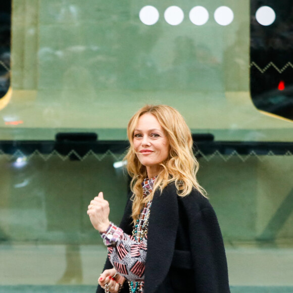 Vanessa Paradis a confié à "Madame Figaro" qu'elle n'était pas obsédée par son âge.
Vanessa Paradis au défilé Chanel Haute Couture printemps-été 2023 à Paris le 24 janvier 2023. © Christophe Clovis / Veeren / Bestimage