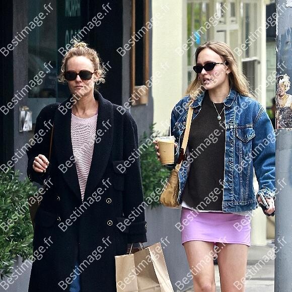 Vanessa Paradis avec sa fille Lily-Rose Depp dans les rues de Los Feliz le 31 mars 2022.
© Backgrid USA / Bestimage