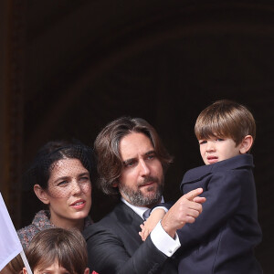 Raphaël Elmaleh, Charlotte Casiraghi, Dimitri Rassam et leur fils Balthazar Rassam - La famille princière au balcon du palais lors de la Fête Nationale de la principauté de Monaco le 19 novembre 2022. © Dominique Jacovides / Bruno Bebert / Bestimage