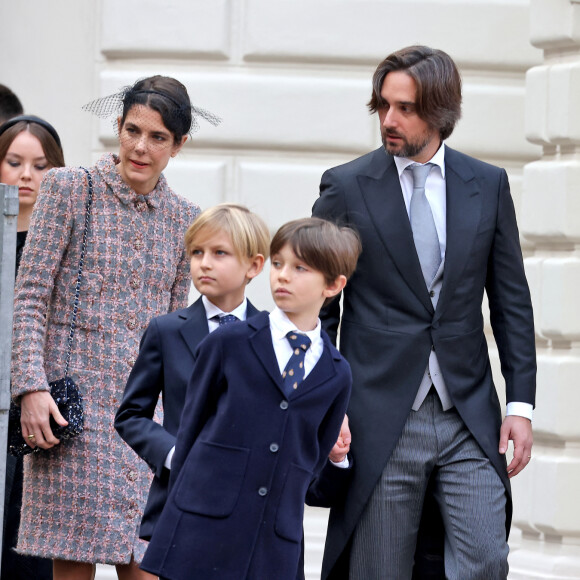 La princesse Alexandra de Hanovre, Charlotte Casiraghi, Sasha Casiraghi, Raphaël Elmaleh et Dimitri Rassam - La famille princière de Monaco dans la cour du palais lors de la Fête Nationale de la principauté de Monaco le 19 novembre 2022. © Dominique Jacovides / Bruno Bebert / Bestimage