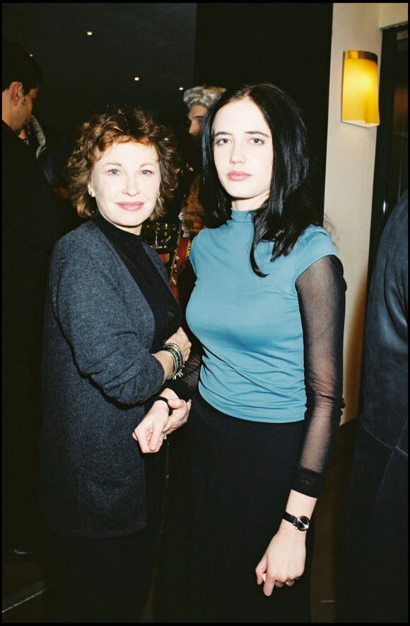 Marlène Jobert et sa fille, Eva Green à Paris, le 26 février 2000.
© BERTRAND RINDOFF PETROFF / BESTIMAGE