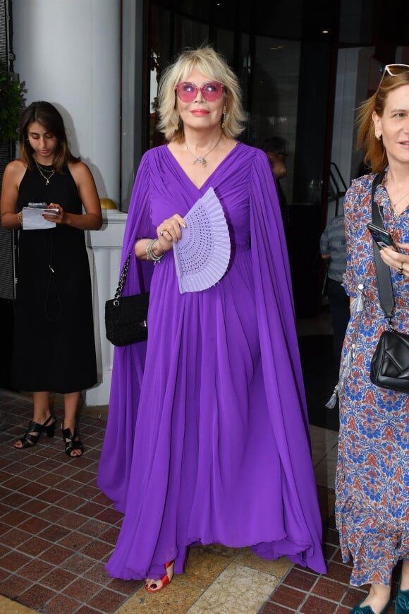 Elle a beaucoup d'autres projets, dont la suite de "Maison de retraite".
Amanda Lear à la sortie de l'hôtel Barrière "Le Majestic" lors du 75ème Festival International du Film de Cannes, le 22 mai 2022. 