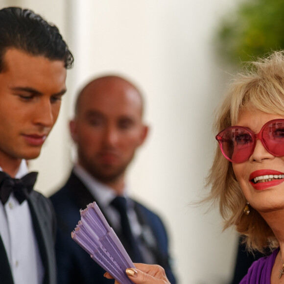 Entre temps, elle se repose et profite de son mas provencal.
Amanda Lear à la sortie de l'hôtel Barrière "Le Majestic" lors du 75ème Festival International du Film de Cannes, le 22 mai 2022. 