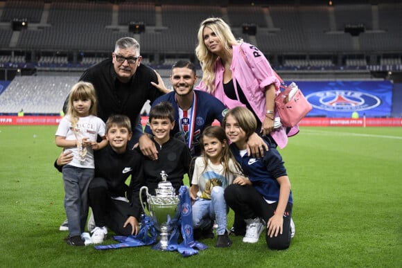 Tout va pour le mieux entre Mauro Icardi et Wanda Nara donc !
Mauro Icardi - Wanda Nara - Le Paris Saint Germain remporte la Coupe de France face à l'AS Saint Etienne au Stade de France à Saint-Denis le 24 juillet 2020. © Federico Pestellini/Panoramic/Bestimage